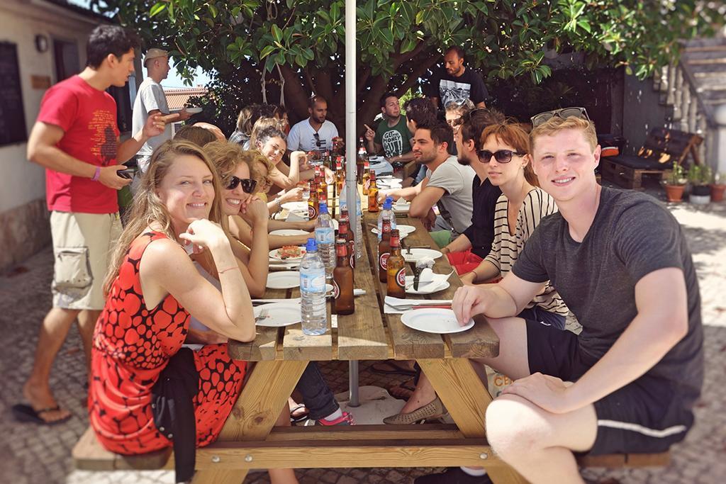 Moka Surfhouse Vandrehjem Ericeira Eksteriør billede